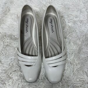 Easy Street Women's Cream Loafers